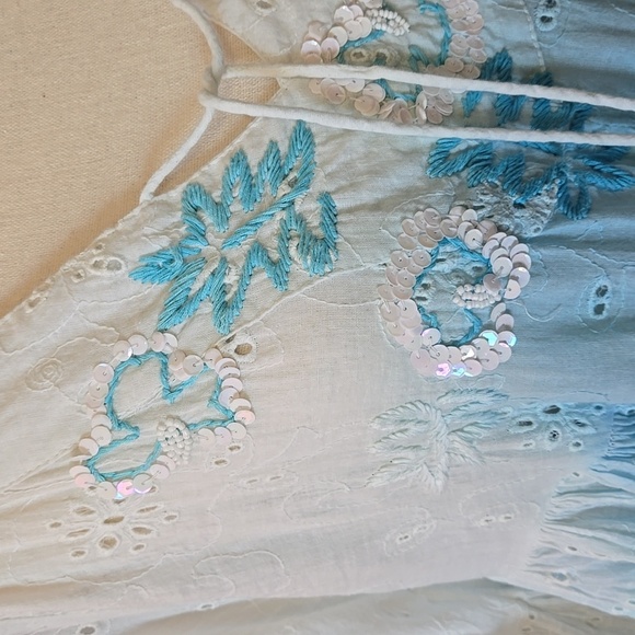 POSITANO Eyelit Sequined PomPom White Blue Top Pullover Bell Sleeves Sz S-M - Picture 4 of 12